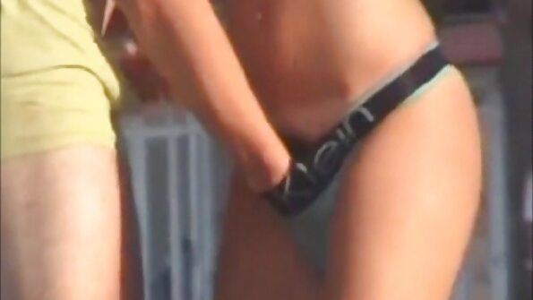 En brunette solo-jente stikker fingrene i fitta