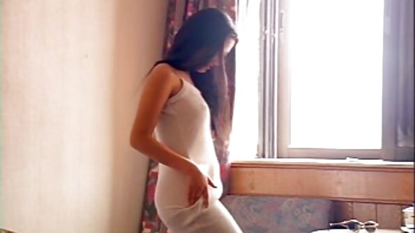 Asiatisk jente i undertøy blir knullet hardt av eieren av lang kuk