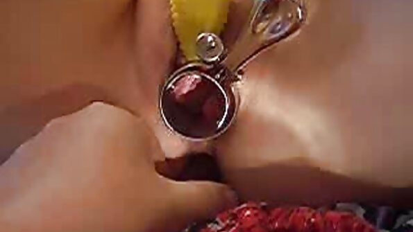 En brunette kvinne suger en stor svart pikk i denne videoen