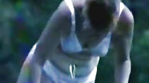 En barmfagre bimbo lar puppene hennes bli tilbedt i denne filmen